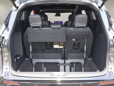 Used 2025 Toyota Sienna Limited FWD image 17