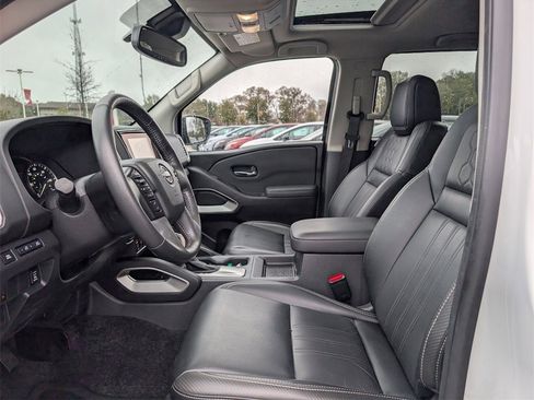 Used 2022 Nissan Frontier SV w/ SV Premium Package image 16