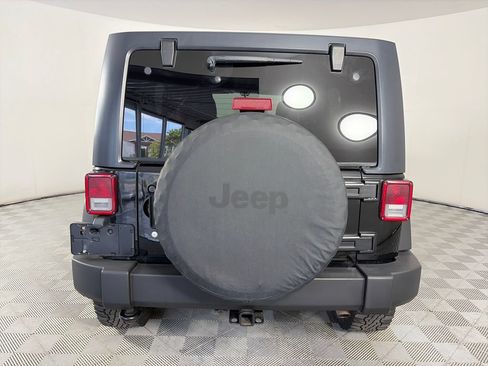 Used 2017 Jeep Wrangler Unlimited Rubicon w/ Connectivity Group AWD/4WD image 6