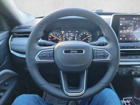 Used 2025 Jeep Compass Latitude image 20