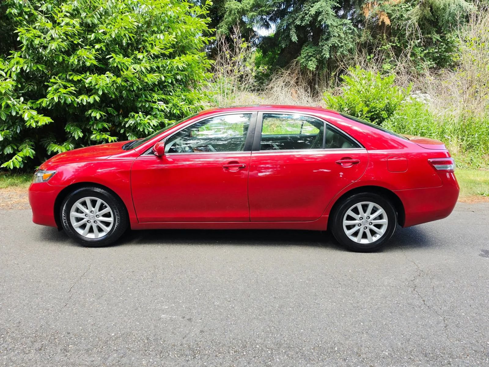 Used 2011 Toyota Camry XLE FWD image 2