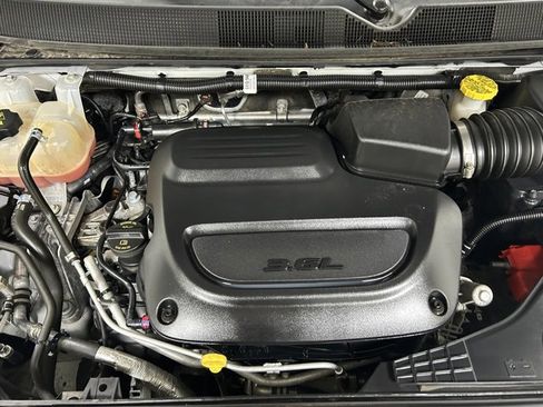 Used 2023 Chrysler Pacifica Touring-L image 10