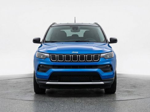 Used 2025 Jeep Compass Limited AWD/4WD image 2