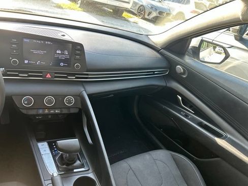 Used 2021 Hyundai Elantra SE FWD image 11