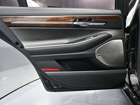 Used 2017 Genesis G90 3.3T Premium image 38