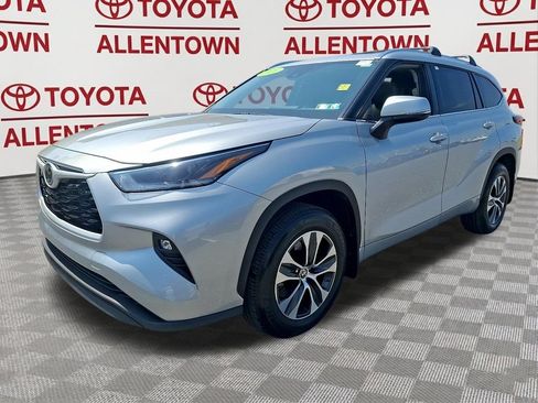 Used 2021 Toyota Highlander XLE AWD/4WD image 3