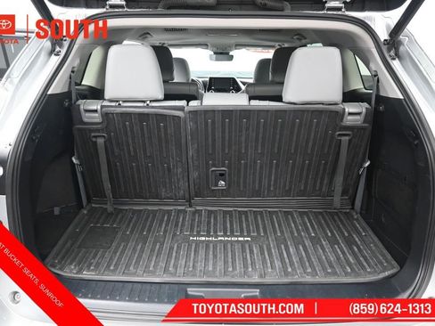 Used 2022 Toyota Highlander XLE AWD/4WD image 32