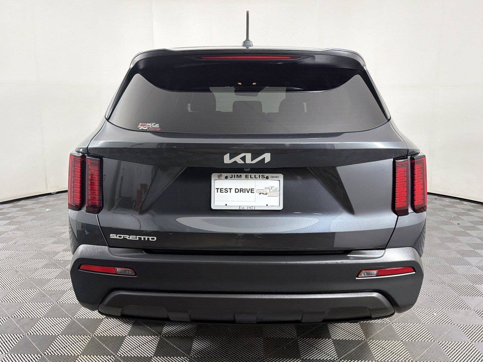 Used 2023 Kia Sorento LX FWD image 5