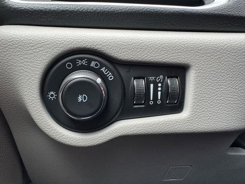 Used 2024 Chrysler Pacifica Touring-L image 21