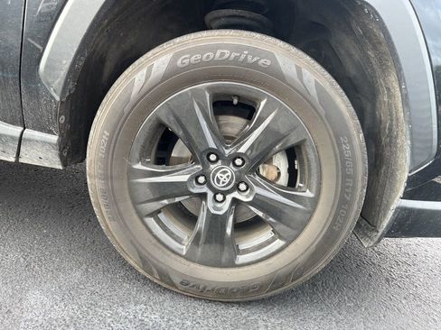 Used 2021 Toyota RAV4 XLE image 12