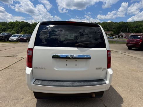 Used 2010 Dodge Grand Caravan SXT w/ Trailer Tow Group FWD image 9