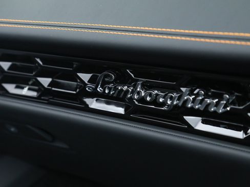 Used 2024 Lamborghini Huracan EVO image 18