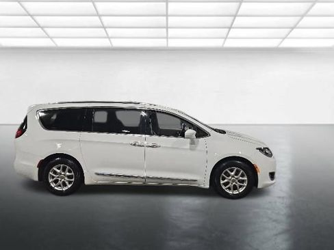 Used 2020 Chrysler Pacifica Touring-L FWD image 3