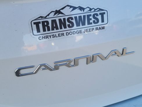 Used 2024 Kia Carnival LX image 8