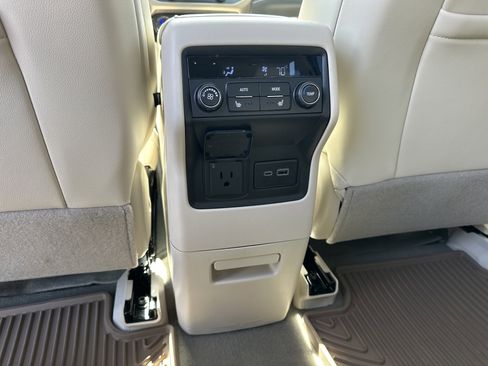 Used 2023 GMC Acadia Denali w/ Denali Ultimate Package FWD image 23