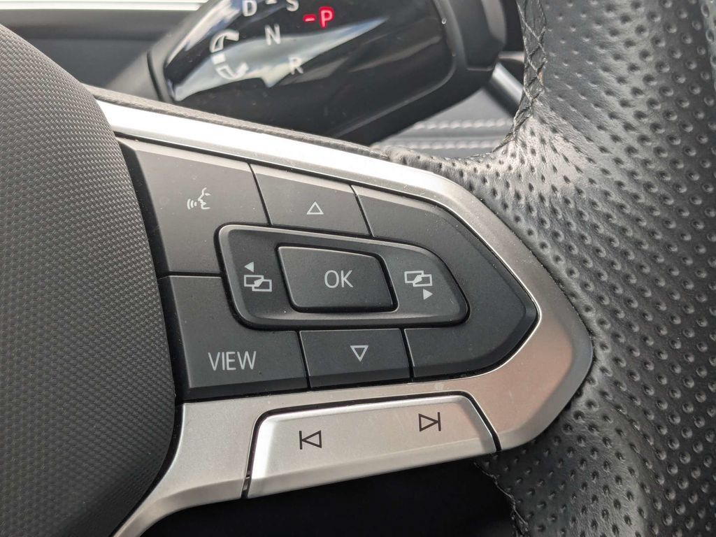 Certified 2025 Volkswagen Tiguan SE R-Line AWD/4WD image 33