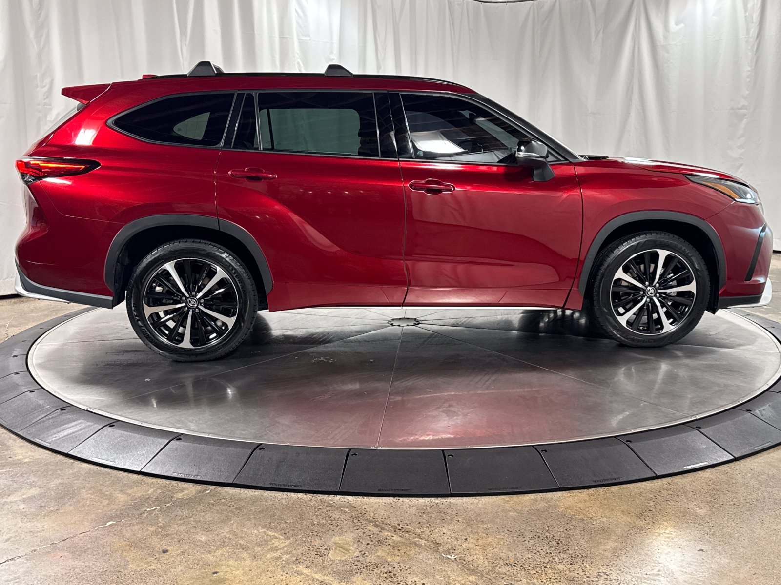 Used 2021 Toyota Highlander XSE AWD/4WD image 6