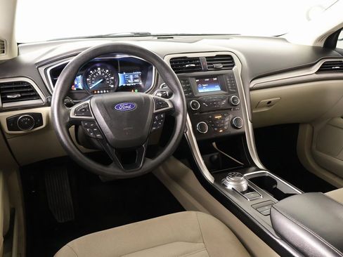 Used 2018 Ford Fusion SE image 2