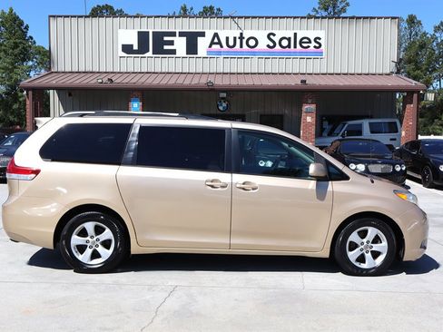 Used 2011 Toyota Sienna LE FWD image 8