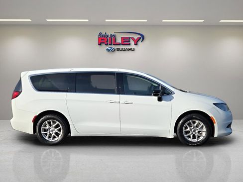 Used 2024 Chrysler Voyager LX image 7