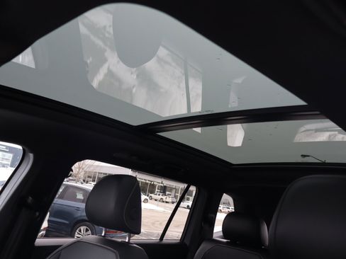 Used 2023 Volkswagen Tiguan SE R-Line image 12