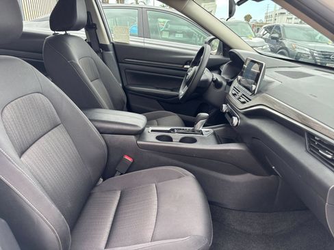 Used 2025 Nissan Altima 2.5 SV FWD image 35