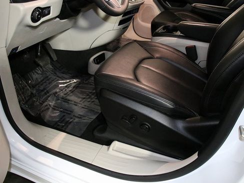 Used 2024 Chrysler Pacifica Select image 27