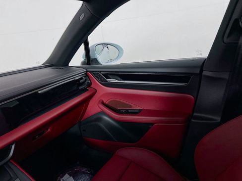 New 2026 Porsche Macan 4 Electric image 26