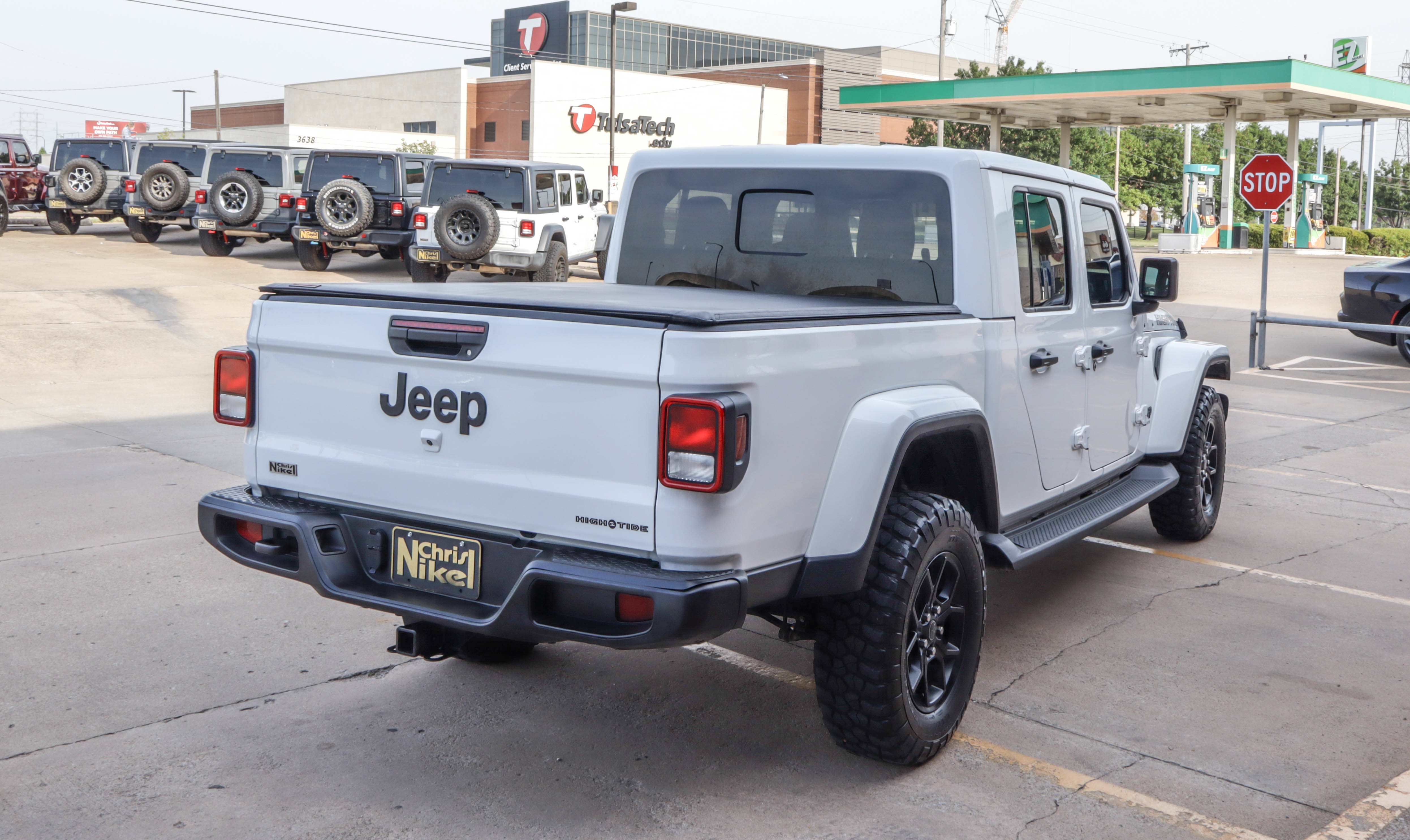 Used 2025 Jeep Gladiator Sport AWD/4WD image 5
