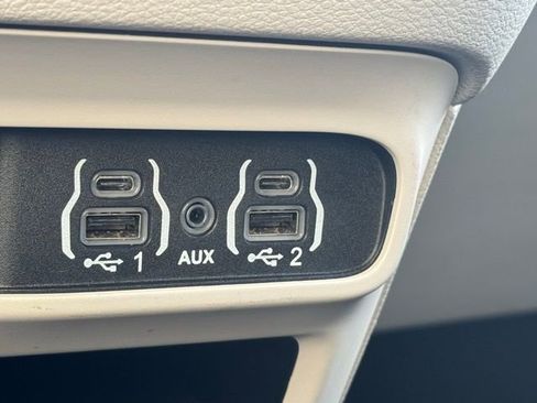 Used 2024 Chrysler Pacifica Touring-L image 16