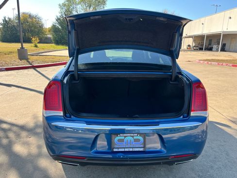 Used 2021 Chrysler 300 Touring w/ Driver Convenience Group image 7