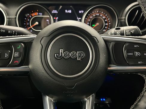 Used 2022 Jeep Wrangler Unlimited Sahara w/ Cold Weather Group AWD/4WD image 16