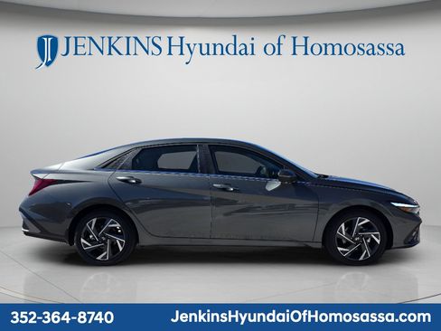 New 2026 Hyundai Elantra Limited FWD image 2