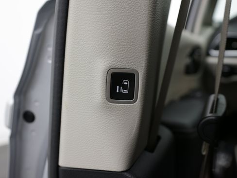 Used 2023 Chrysler Pacifica Limited FWD image 30