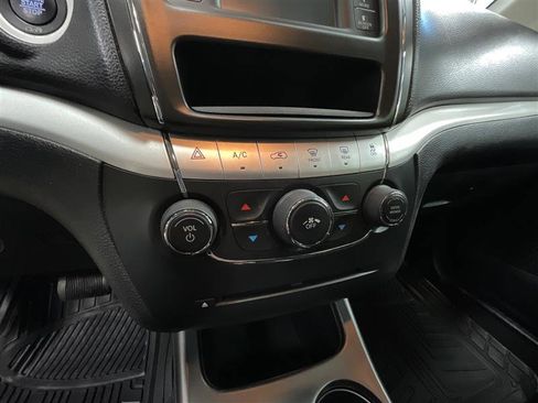 Used 2019 Dodge Journey SE image 15