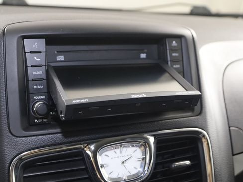 Used 2013 Chrysler Town & Country Touring FWD image 29