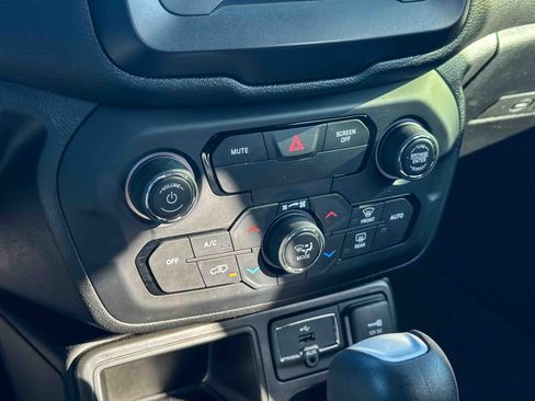 Used 2020 Jeep Renegade Latitude image 33