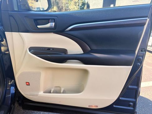 Used 2016 Toyota Highlander Limited image 26