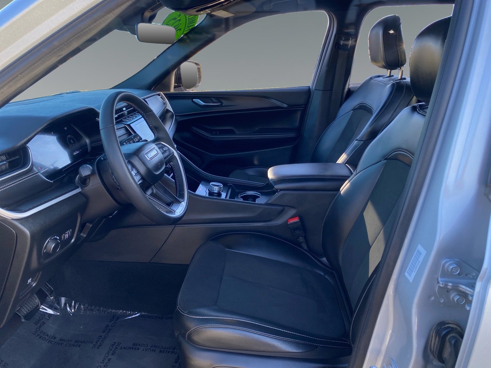 Used 2025 Jeep Grand Cherokee Altitude AWD/4WD image 9