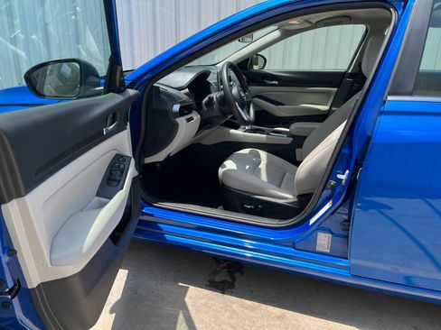 Used 2025 Nissan Altima 2.5 SV FWD image 10