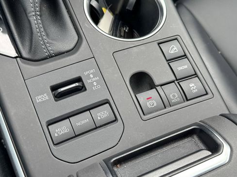 Used 2023 Toyota Highlander XLE image 21