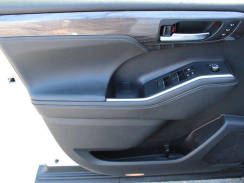 Used 2023 Toyota Highlander Limited AWD/4WD image 19
