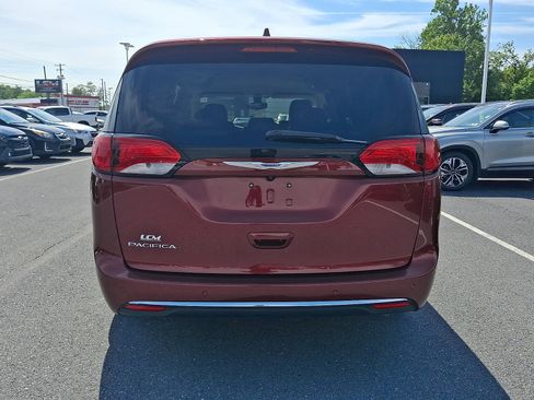 Used 2017 Chrysler Pacifica Touring-L w/ Tire & Wheel Group FWD image 5