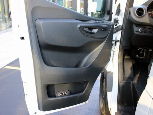 Used 2025 Mercedes-Benz Sprinter 2500 image 8