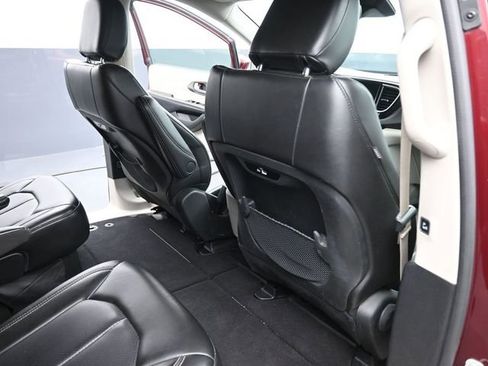 Used 2023 Chrysler Pacifica Touring-L image 27