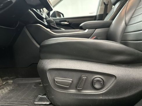 Used 2024 Toyota Highlander XLE AWD/4WD image 17