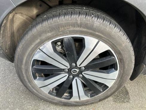 Used 2023 Volvo XC40 Recharge Core image 5