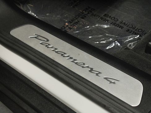 Certified 2025 Porsche Panamera 4 AWD/4WD image 32