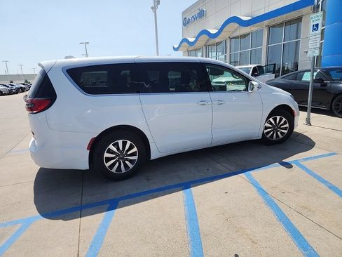 Used 2022 Chrysler Pacifica Touring-L FWD image 14