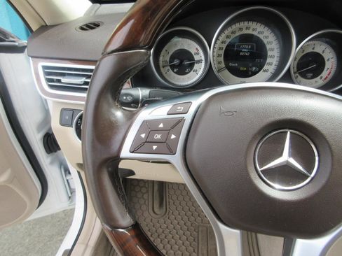 Used 2014 Mercedes-Benz E 550 4MATIC Sedan image 53